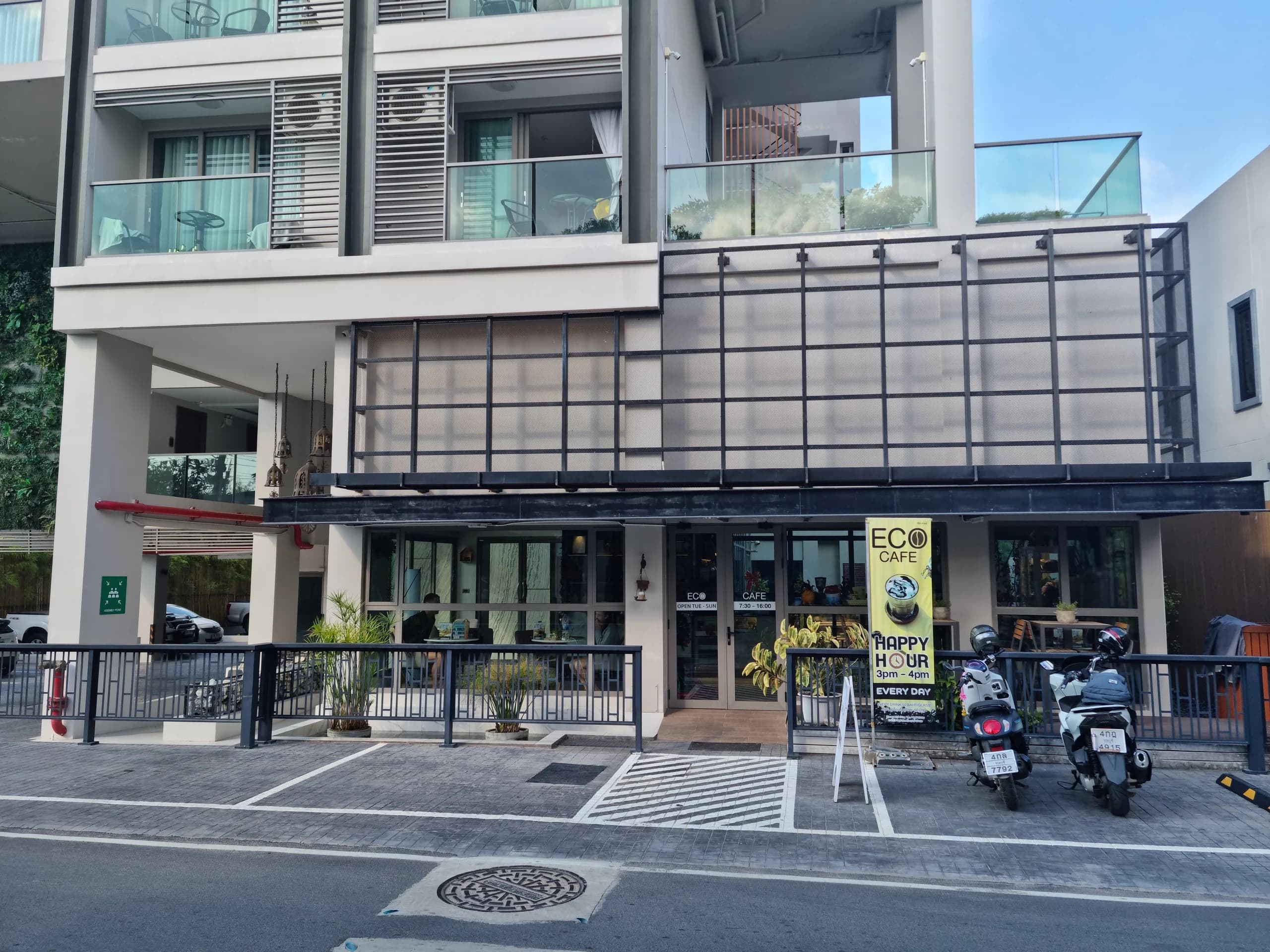 หน้าอาคารอีคอนโด บางเสร่ ริมถนน มี ECO Cafe เปิดอยู่ที่ชั้นล่างและระเบียงห้องชุดด้านบน